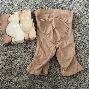Skims maternity sculpting short – mid thigh
